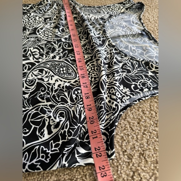 Chic Black and White Paisley Midi Dress - Picture 8 of 8